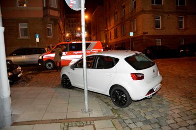 Stuttgart-Mitte: Falschparker sorgen fuer massive Behinderungen bei Feuerwehreinsatz - Feuerwehr kommt nicht zum Brandobjekt